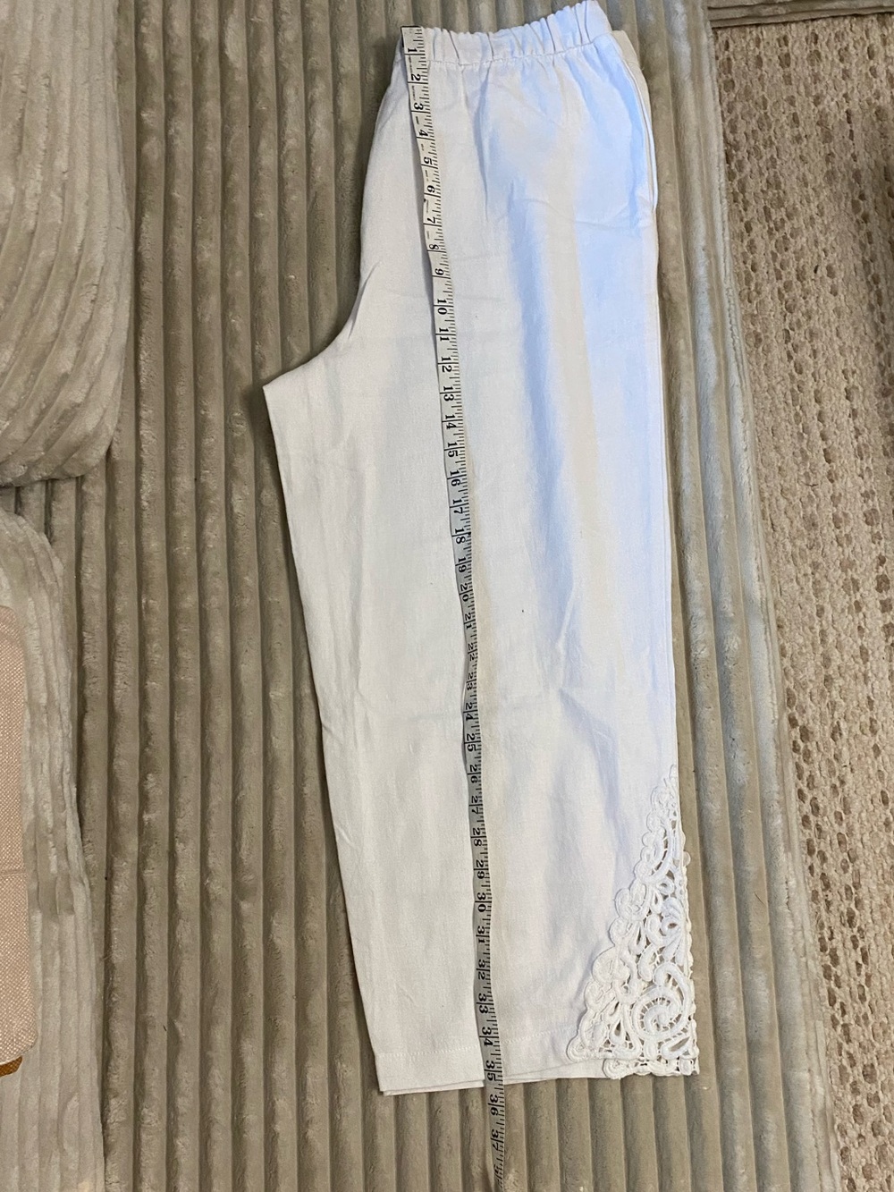 Susan Graver Linen/Rayon capri pant with embroidery lace hem Size M